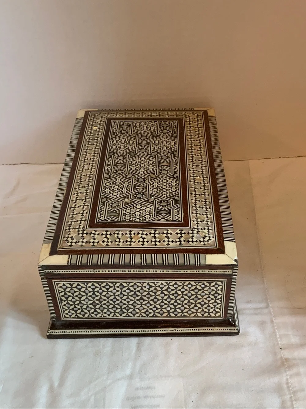 Inlaid Pattern Jewelry Organizer Box in Brown and Cream